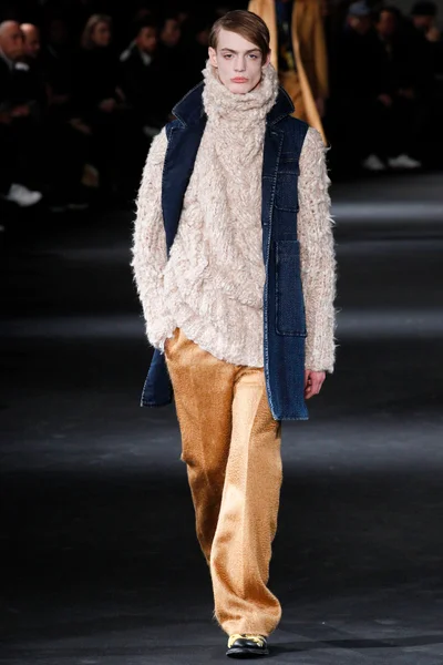 Look 16